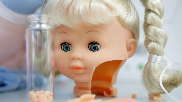Alltag für Verbraucherschützer, Albträume für Kinder: Ja, so eine Spielzeuguntersuchung kann schon unheimlich sein.