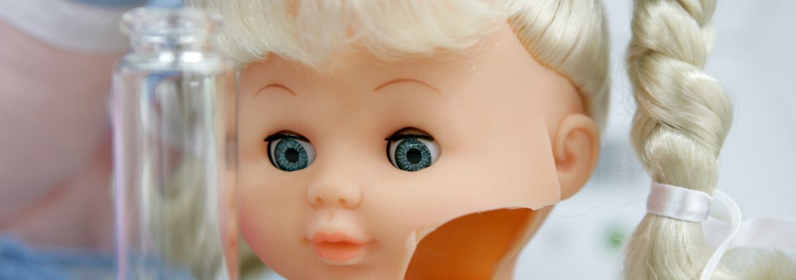 Alltag für Verbraucherschützer, Albträume für Kinder: Ja, so eine Spielzeuguntersuchung kann schon unheimlich sein.