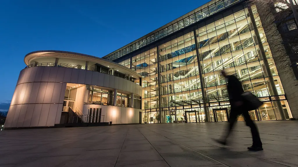 Ein-Mann-geht-an-der-Unternehmenszentrale-des-Pharmaunternehmens-Boehringer-Ingelheim-vorbei