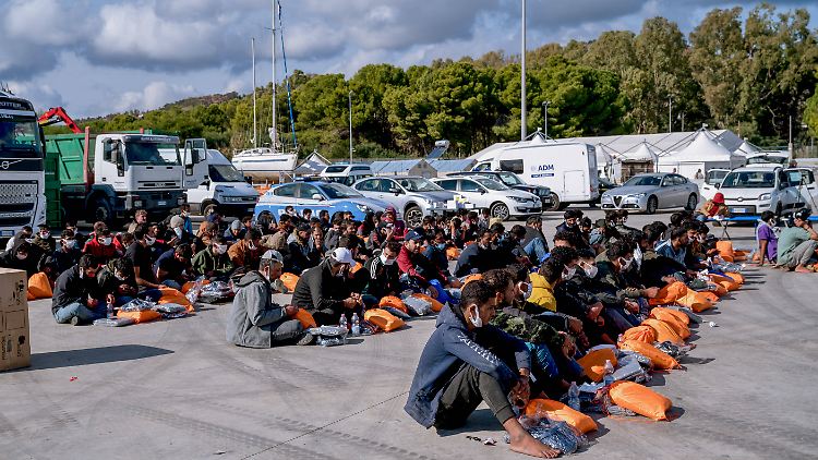 Über die Mittelmeerroute versuchen viele Menschen nach Italien zu gelangen - etliche überleben die gefährliche Überfahrt nicht.