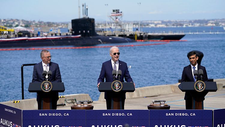 Auf dem Marinestützpunkt Point Loma verkünden Albanese, Biden und Sunak Details zum U-Boot-Deal.