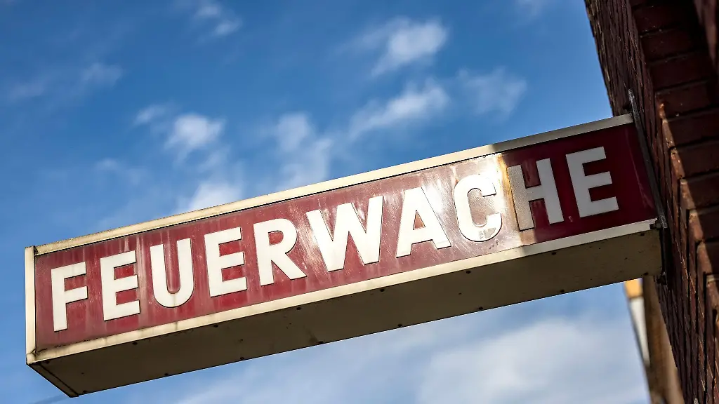 Ein-Schild-ist-an-einer-Feuerwache-zu-sehen