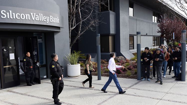 Am Hauptsitz der Silicon Valley Bank im kalifornischen Santa Clara gehen Ermittler ein und aus.