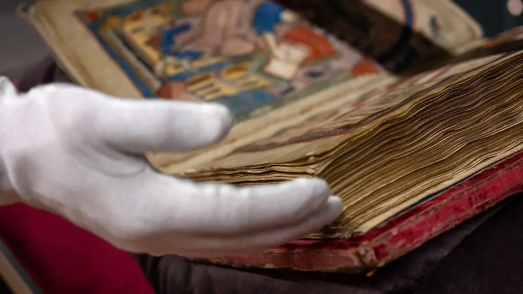 Das-Ada-Evangeliar-liegt-in-der-Schatzkammer-der-Stadtbibliothek-Trier