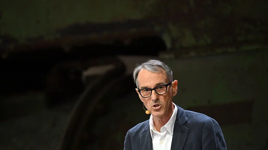 Der-belgische-Theaterregisseur-Ivo-Van-Hove-spricht-waehrend-der-Programm-Pressekonferenz-der-Ruhrtriennale-2024