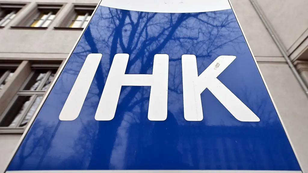 IHK-steht-auf-dem-Schild-vor-dem-Haus-der-Industrie-und-Handelskammer-Erfurt