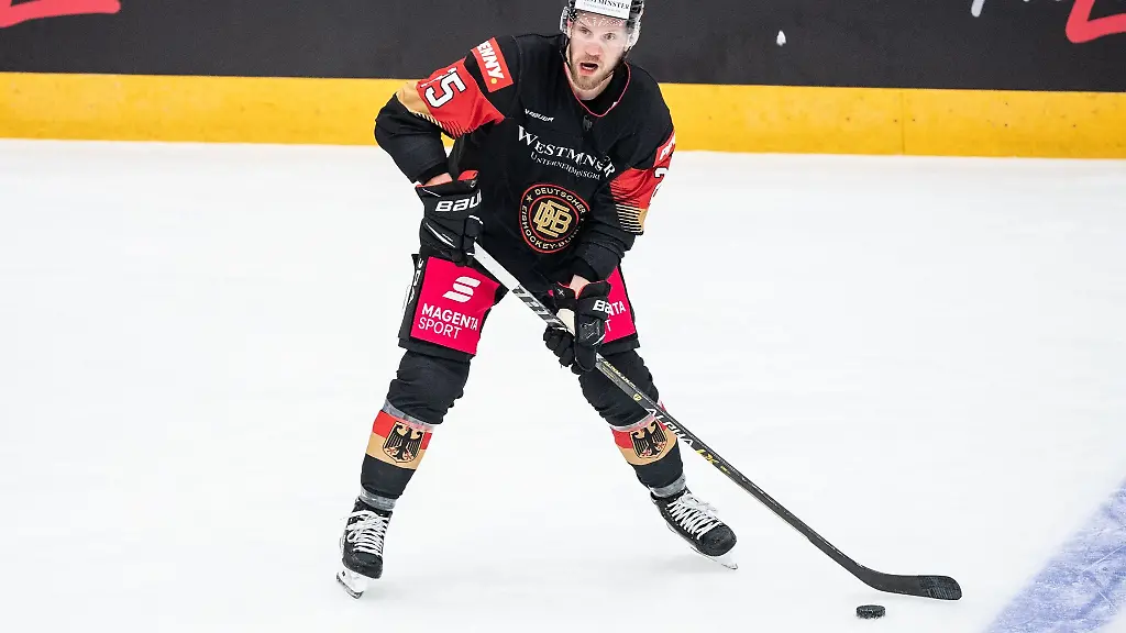 Daniel-Schmoelz-von-Deutschland-spielt-den-Puck