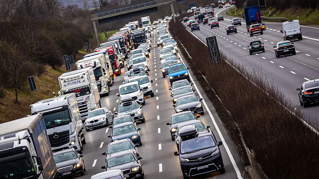 Der-Verkehr-stockt-auf-einer-Autobahn