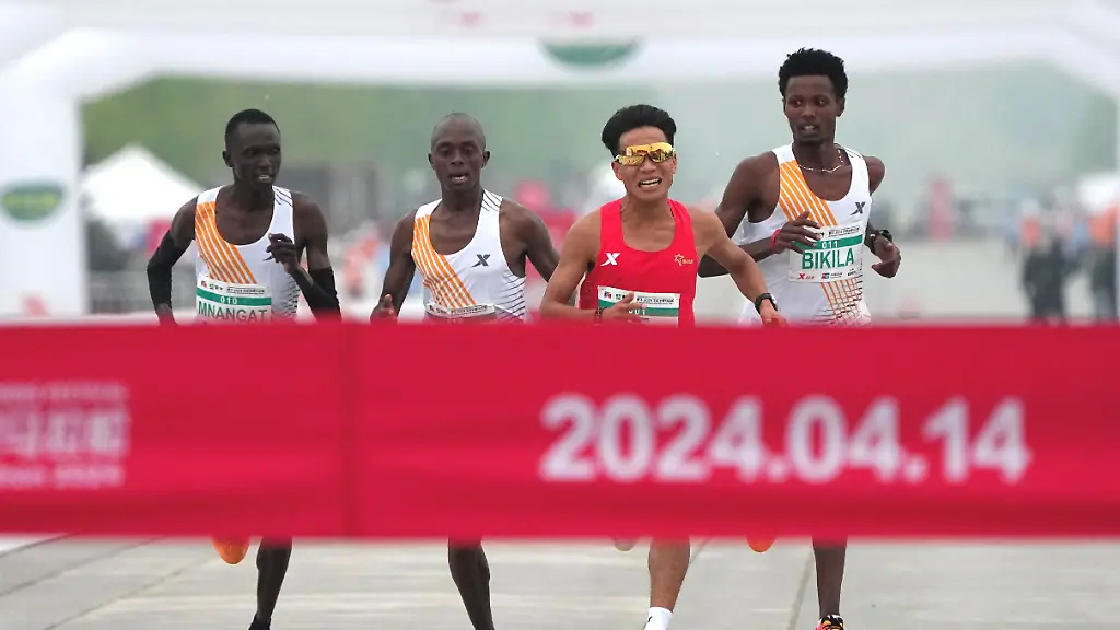 2024-04-15T095527Z-92777204-RC2067AAIT0B-RTRMADP-3-ATHLETICS-MARATHON-CHINA