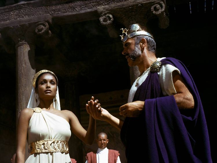 In "Der Mann, der König sein wollte" soll Shakira Caine den vermeintlichen Gott Sean Connery heiraten.