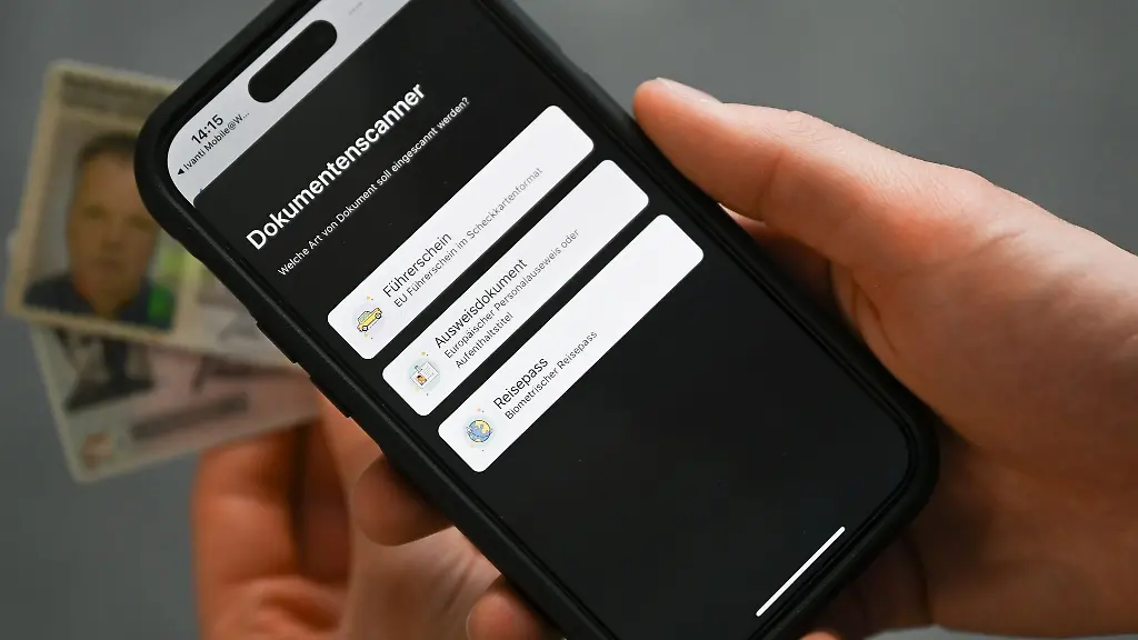 Auf-einem-Handy-wird-im-Innovation-Hub-110-der-hessischen-Polizei-eine-App-praesentiert