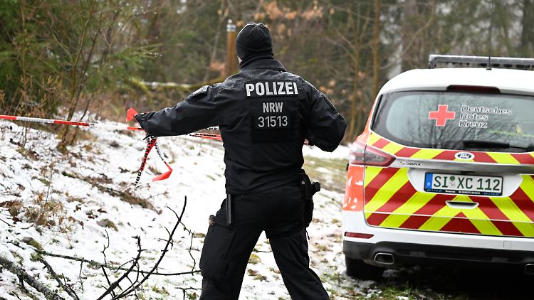 Um Beweise zu sammeln, suchen die Ermittler den Tatort weiterhin ab.