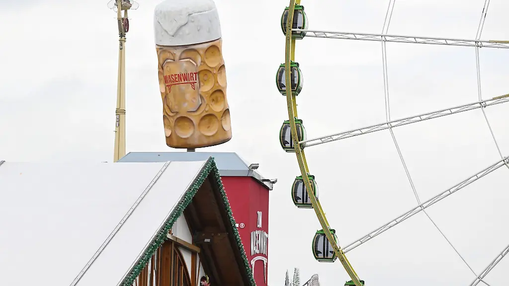 Ein-Riesenrad-ist-auf-dem-Festgelaende-fuer-das-Fruehlingsfest-aufgebaut