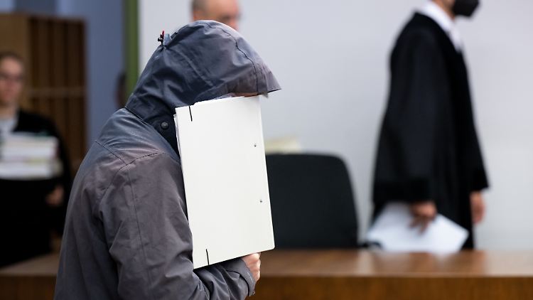 Zum Tatzeitpunkt befand sich der Täter in einer Lockerungsstufe des Maßregelvollzugs und durfte unbegleitet von seiner betreuten Wohngemeinschaft zur Arbeitsstelle fahren.