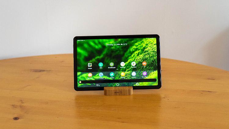 Doro Tablet kommt mit einem praktischen Ständer aus Bambus.