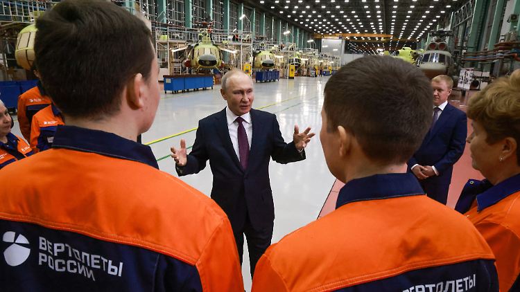 Agitprop in Sibirien: Staatschef Putin unterrichtet die Beschäftigten eines Hubschrauberwerkes über seine Sicht auf die Weltlage.