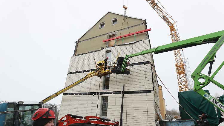 Energetisch ertüchtigte Fassadenmodule werden an einem Wohnblock im thüringischen Greiz montiert. 