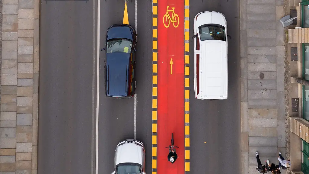 Autos-stehen-an-der-Elbbruecke-Blaues-Wunder-an-einem-rot-markierten-Radweg