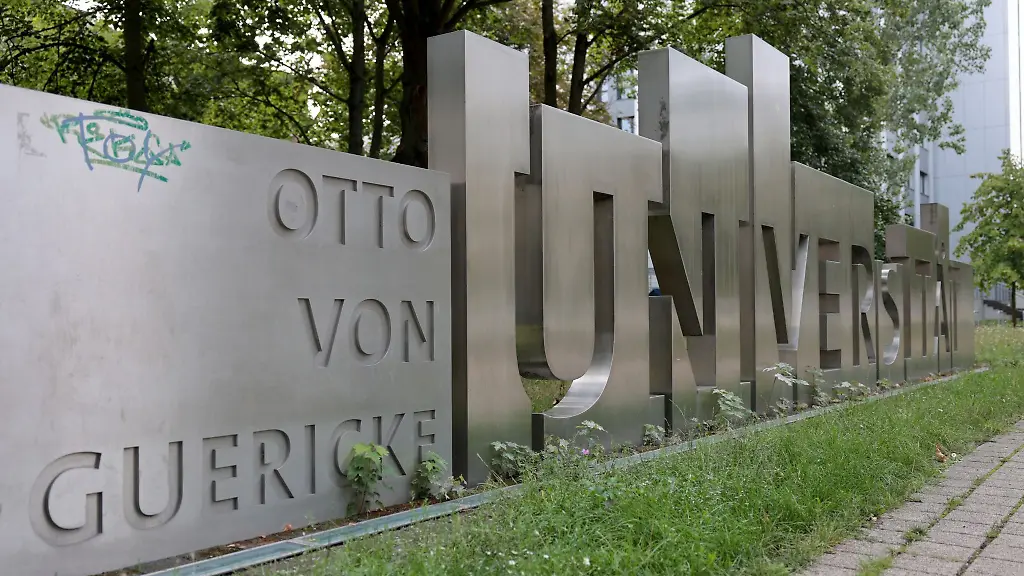 Blick-auf-den-Eingangsbereich-der-Universitaet