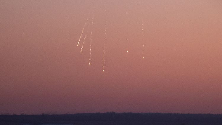 Niederfallende Brandmunition, zu der auch Phosphorgeschosse zählen, wurde bereits im Januar über dem Himmel von Bachmut fotografiert (Archivaufnahme vom 25. Januar 2023).