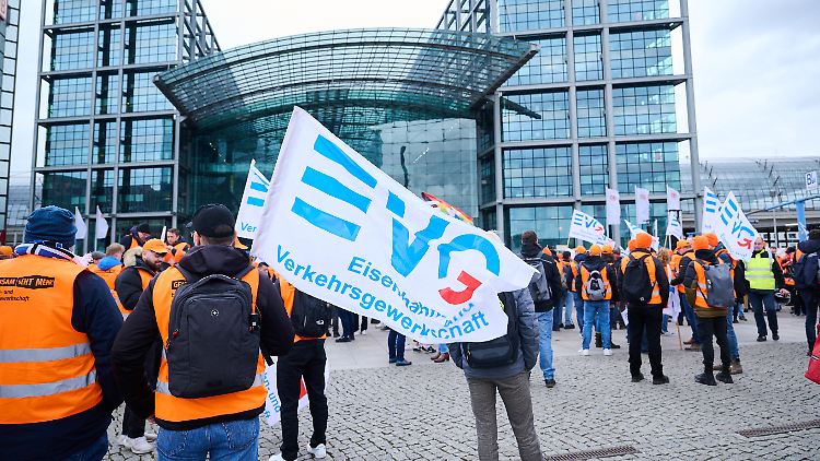 Die Bahn hält die Forderungen der EVG für deutlich zu hoch. 