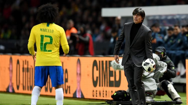 Joachim Löw wirft Brasiliens Marcelo bei einem Testspiel 2018 den Ball zu.