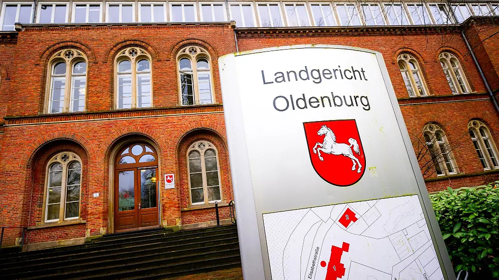 Ein-Schild-mit-der-Aufschrift-Landgericht-Oldenburg-steht-vor-dem-Gerichtsgebaeude