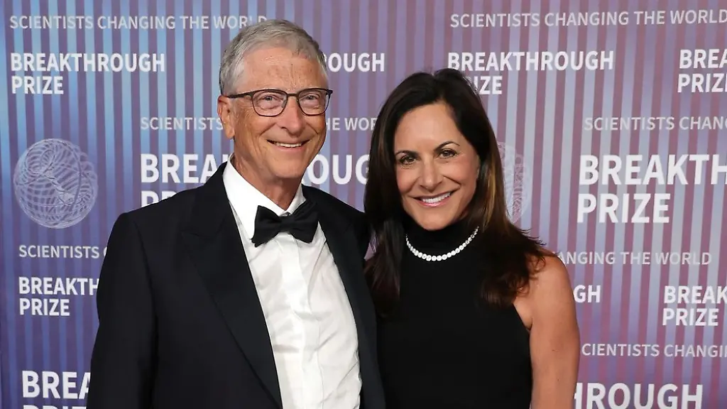 Strahlend-und-Arm-in-Arm-posierten-Bill-Gates-und-Paula-Hurd-in-Los-Angeles