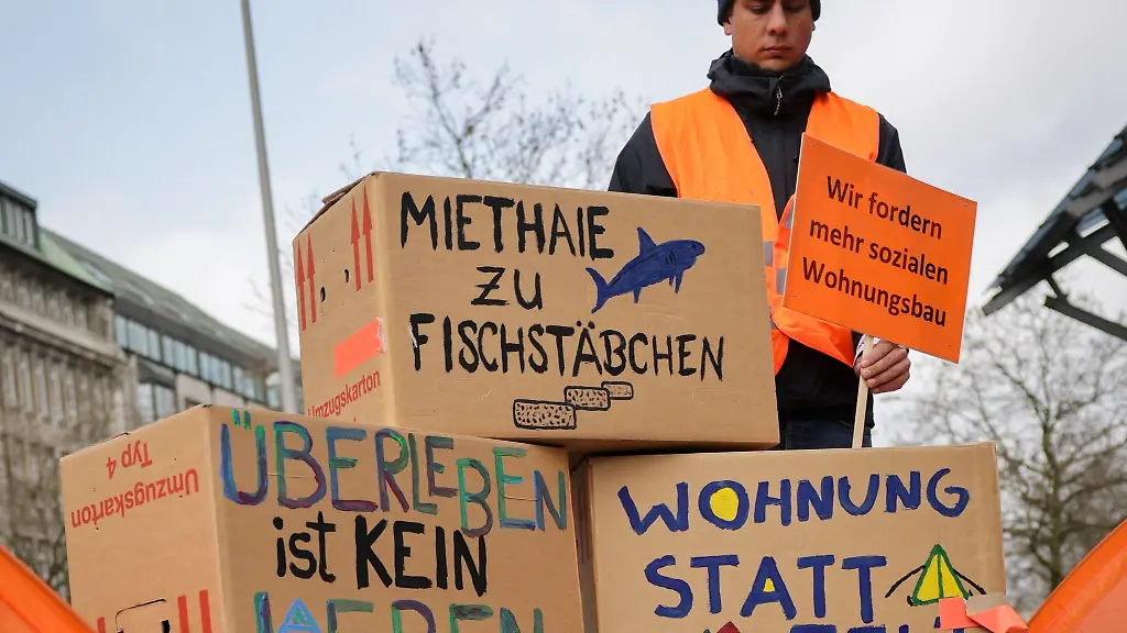 Ein-Aktivist-des-Aktionsbuendnis-gegen-Wohnungsnot-steht-bei-einer-Kundgebung-zum-Ende-des-Winternotprogramms-fuer-Obdachlose-vor-dem-Hauptbahnhof