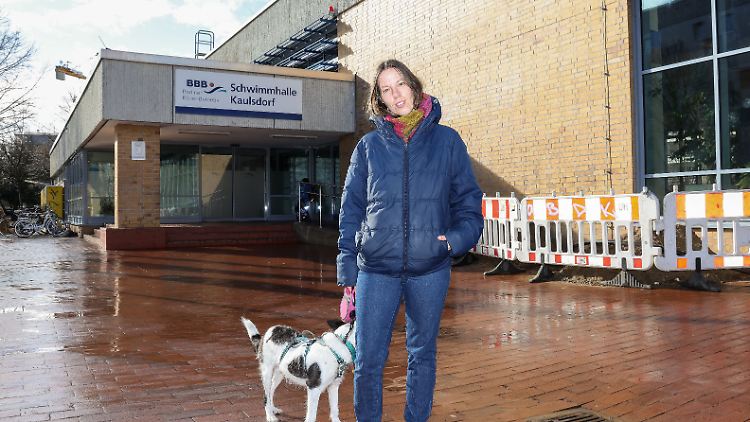 Lotte Mies steht vor der Schwimmhalle Kaulsdorf. In Schwimmbädern in Berlin werden Männer und Frauen künftig bei der Badebekleidung gleichberechtigt behandelt.