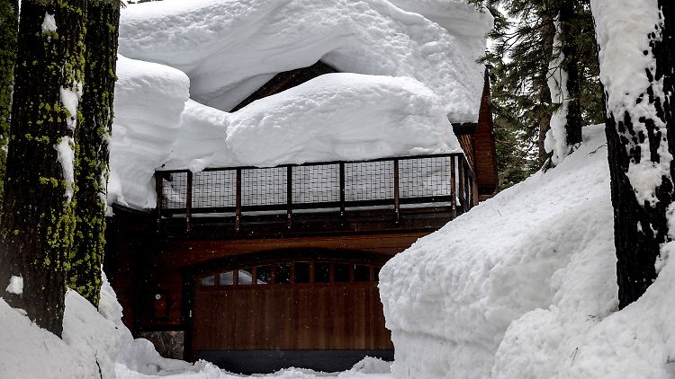Schnee, der sich durch die jüngsten Stürme angesammelt hat, ist auf einem Haus in Tahoe City in Kalifornien zu sehen.