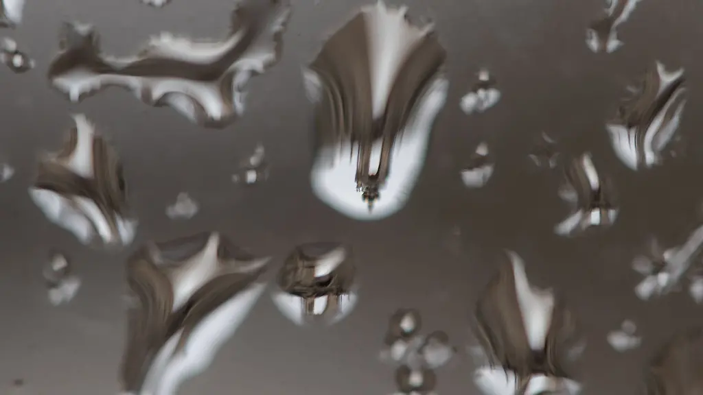 Regentropfen-auf-einer-Autoscheibe