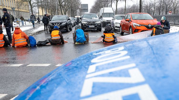 Dem Gesetz nach illegal, aber kein ausreichender Beweis für Extremismus: Klebe-Protest der "Letzten Generation".