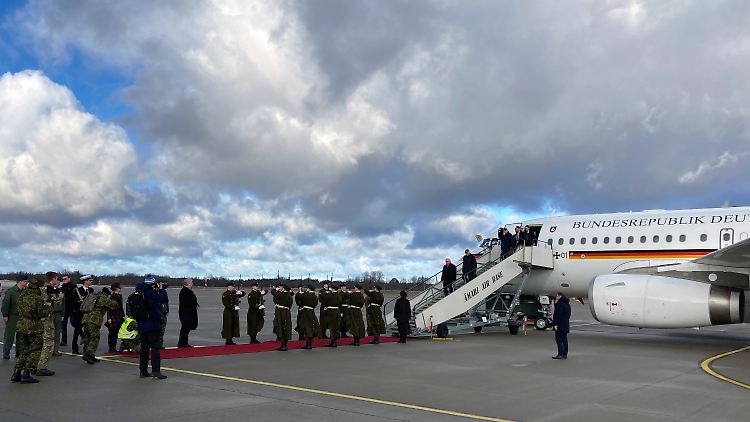 Heil eskortiert:  Bundespräsident Frank-Walter Steinmeier steigt auf der estnischen Luftwaffenbasis Ämari nach der Ankunft aus dem Flugzeug. 