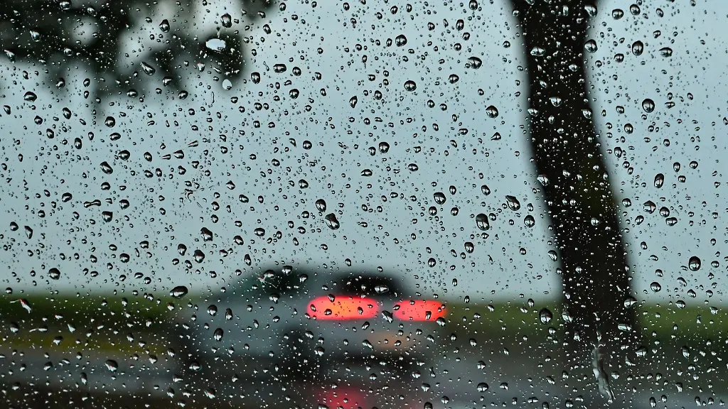Regentropfen-sind-an-einer-Autoscheibe-zu-sehen