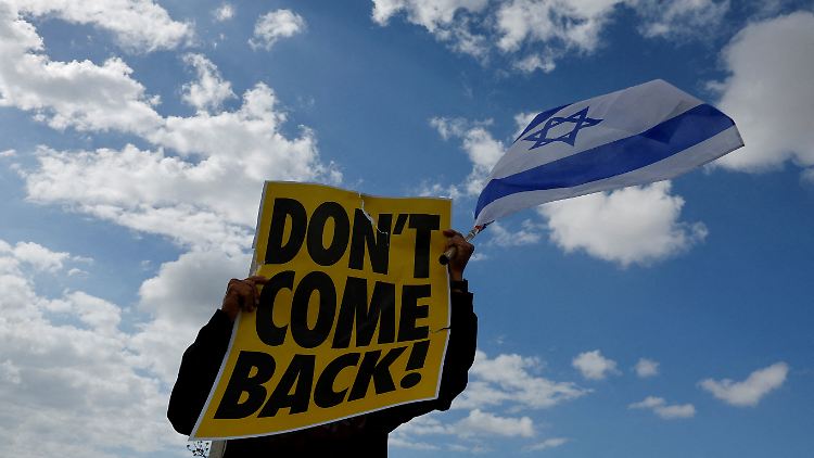 Abschiedsgruß am Flughafen: Dieser Israeli würde es begrüßen, wenn Netanjahu nicht zurückkäme. Tatsächlich wird der Premier seinen Besuch verkürzen und bereits am Donnerstagabend zurückfliegen.