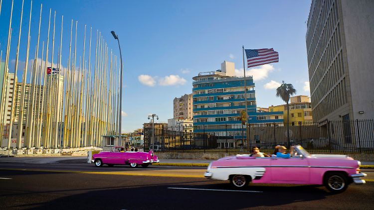 Oldtimer vor der US-Botschaft in Kubas Hauptstadt Havanna.