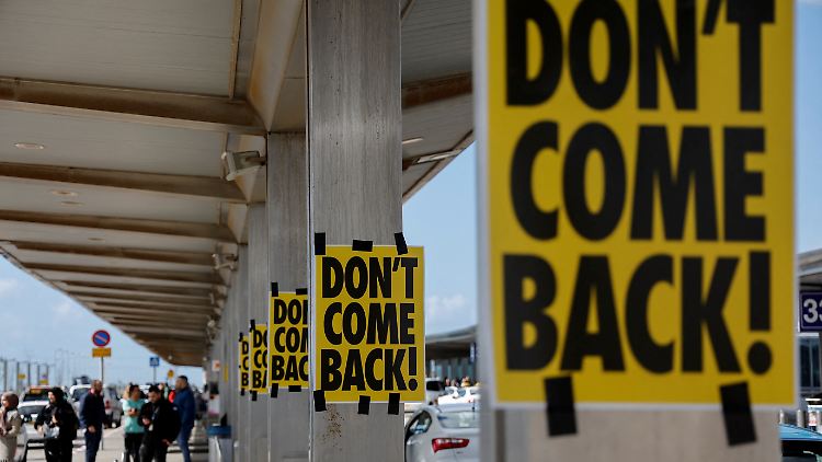 Damit Netanjahu die Botschaft auch ja nicht übersieht, haben Demonstranten gleich mehrere Plakate am Flughafen in Tel Aviv befestigt.