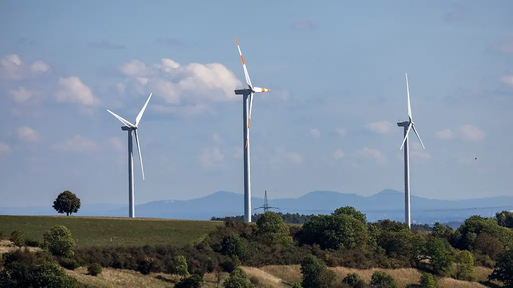 Windkraftanlagen-stehen-bei-Vlatten-in-der-Eifel