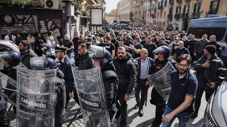 Hunderte Frankfurt-Ultras sind nach Neapel geflogen, die Polizei eskortiert sie in der Innenstadt.