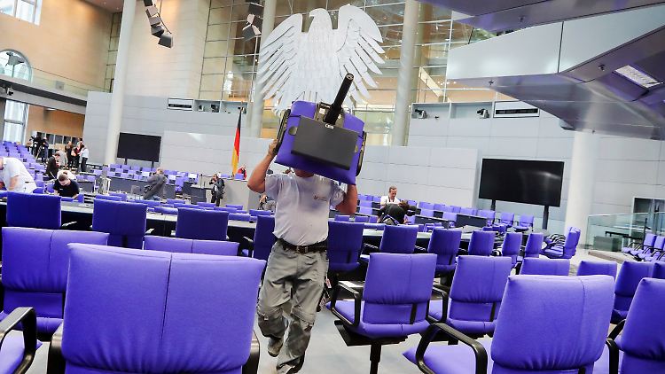Ein paar Stühle müssen raus: So groß wie jetzt soll der Bundestag nicht bleiben.