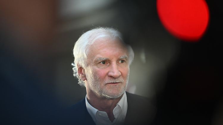 Rudi Völler erklärt, warum die Nationalmannschaft mitten in der Saison in die USA reist.