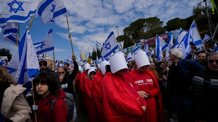 Israels Premier ist zum Treffen mit Olaf Scholz aufgebrochen: Demonstranten am Mittwoch in Jerusalem.  
