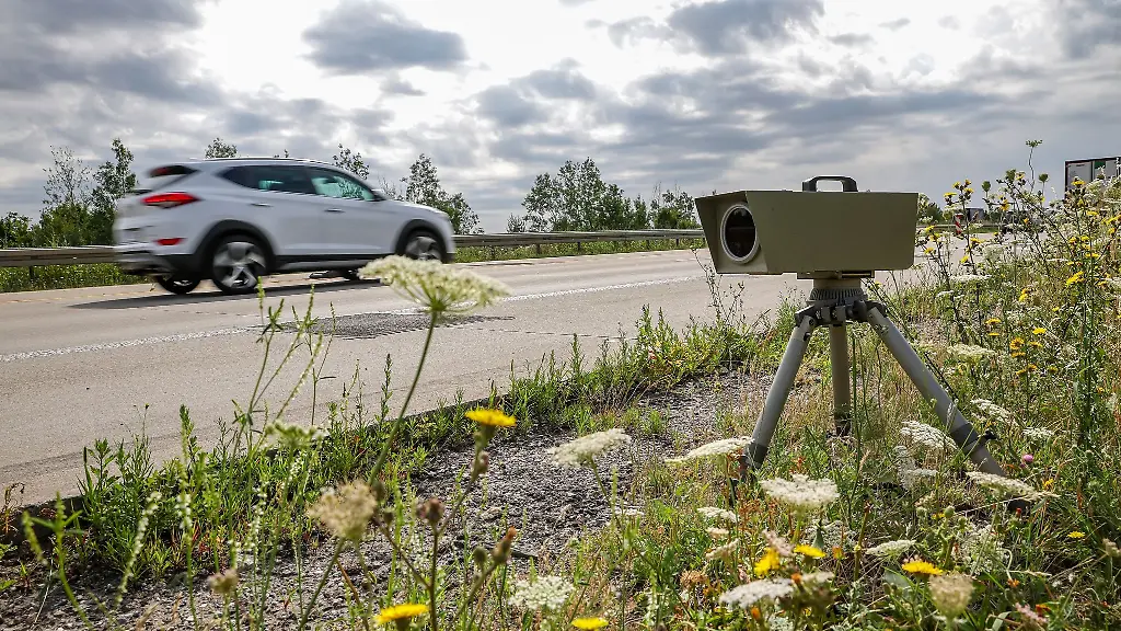 Ein-Pkw-faehrt-an-der-Kamera-eines-Blitzers-auf-der-Autobahn-A9-vorbei