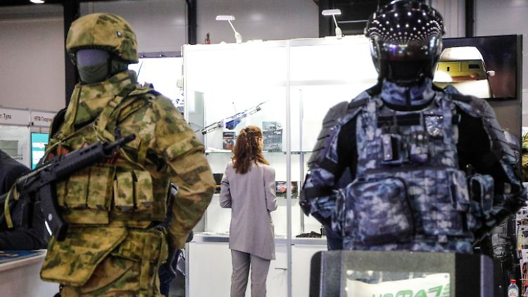 Die Regierung in Moskau braucht Geld: Unternehmen für Sicherheitstechnologie zeigen ihre Produkte auf einer Ausstellung in St. Petersburg. 