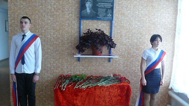 Schüler halten Ehrenwache an der Gedenktafel für Jewgeni Tschernoknishnyj. Der russische Soldat soll zusammen mit einem Kameraden mehrere Frauen in der Ukraine vergewaltigt haben.