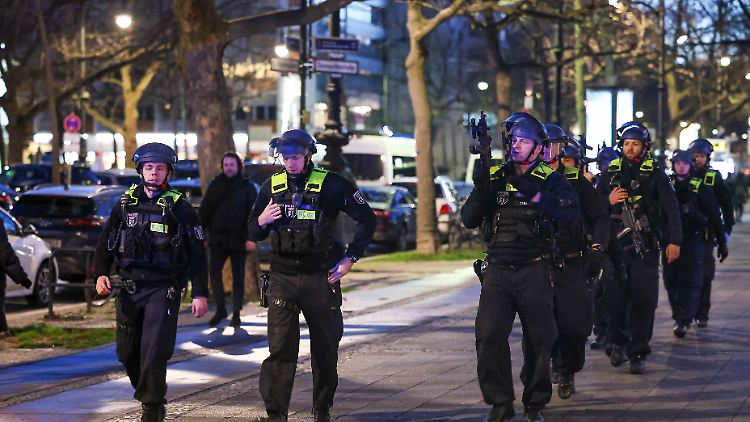 Nach Schüssen sucht die Polizei in den Straßen von Charlottenburg nach mehreren Verdächtigen.
