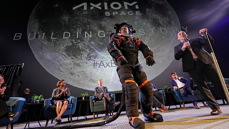 Die NASA hatte die US-Firma Collins Aerospace mit der Entwicklung beauftragt.