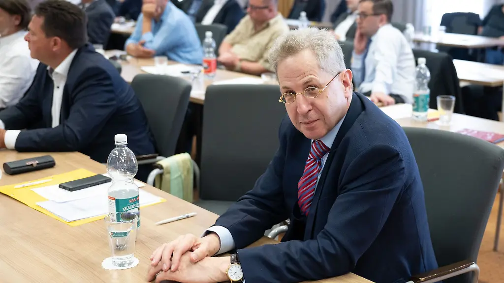 Hans-Georg-Maassen-Bundesvorsitzender-der-Werteunion-sitzt-anlaesslich-der-Gruendung-des-Landesverbandes-seiner-Partei-in-Sachsen-in-einem-Konferenzraum