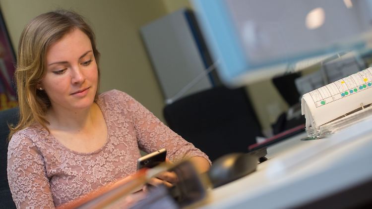 Auch wenn der Arbeitgeber es nicht ausdrücklich verbietet: Während der Arbeitszeit nutzt man das Smartphone besser sparsam.